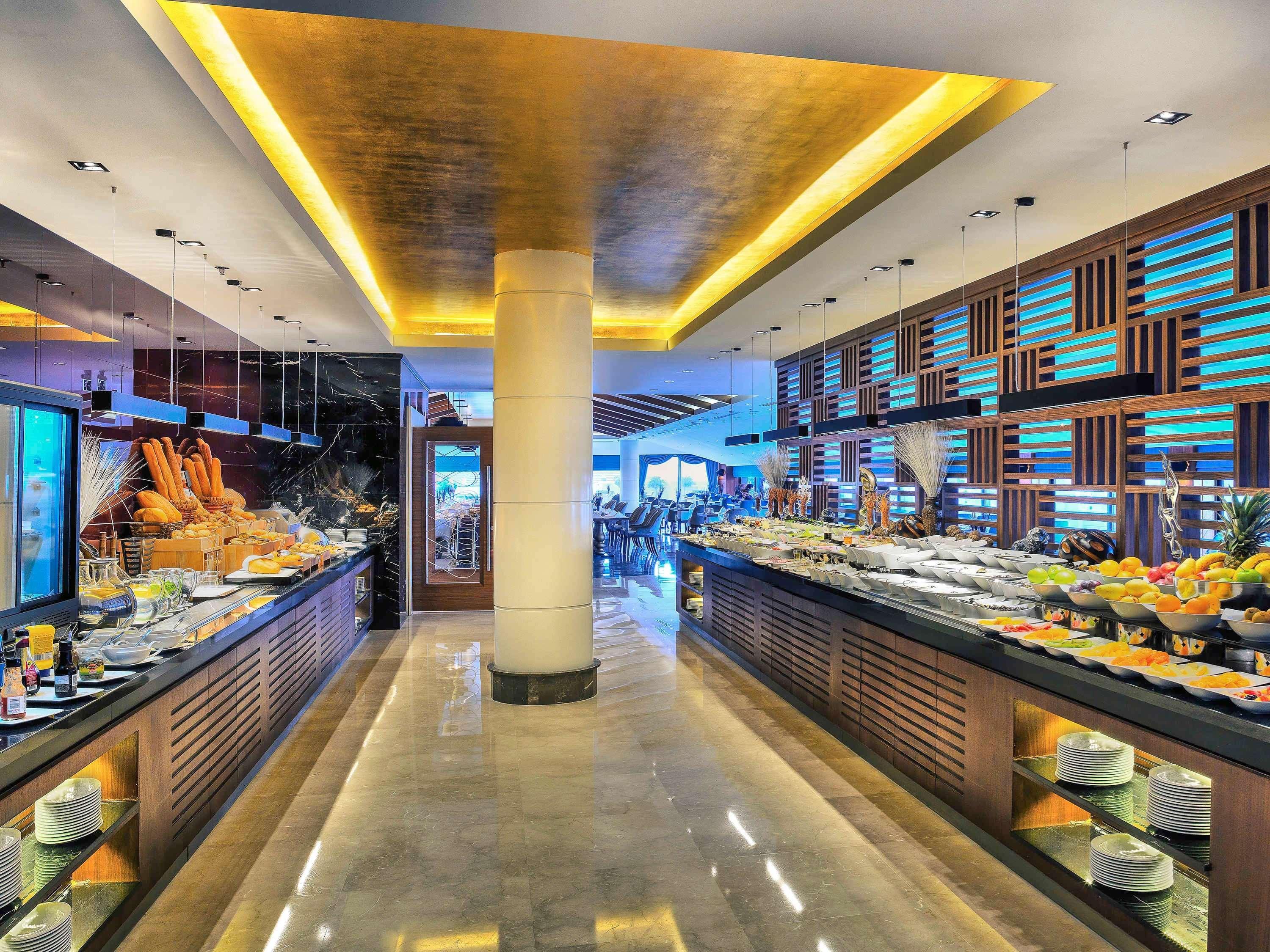 Mercure Istanbul Bomonti Exterior foto The buffet at the hotel