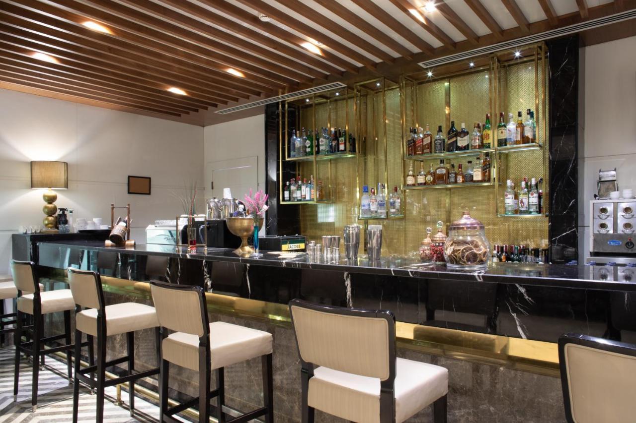 Mercure Istanbul Bomonti Exterior foto The bar at the lobby